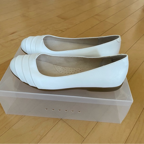 Cliffs by White Mountain Women's White Flats Memory Foam Insole - Picture 2 of 9